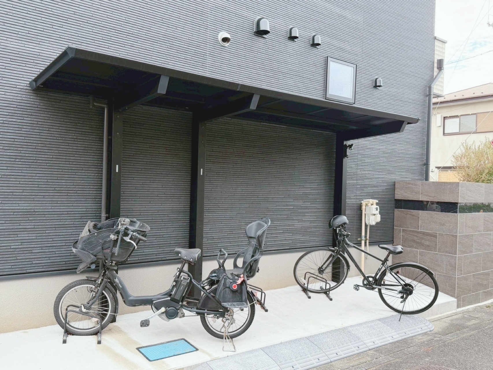おしゃれなサイクルポートで魅せる、桶川市の新たな外構工事